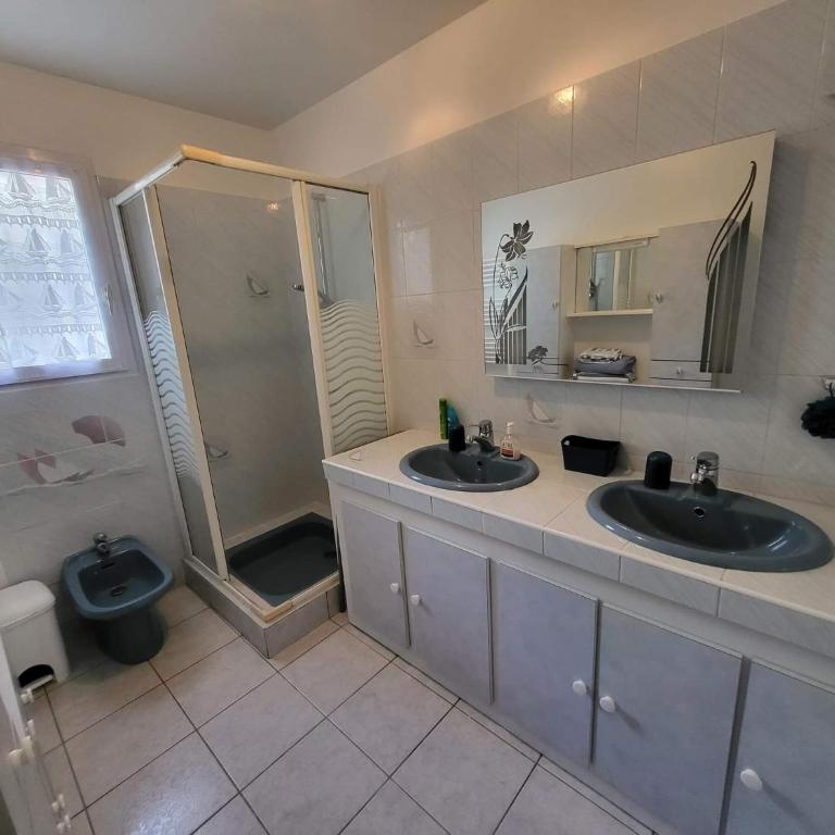 Appartement 3 chambres 6 pers rez de Jardin 5min plage quartier du Phare Location du dimanche au dimanche en juillet et aout - Apartamento de 3 dormitorios - 16