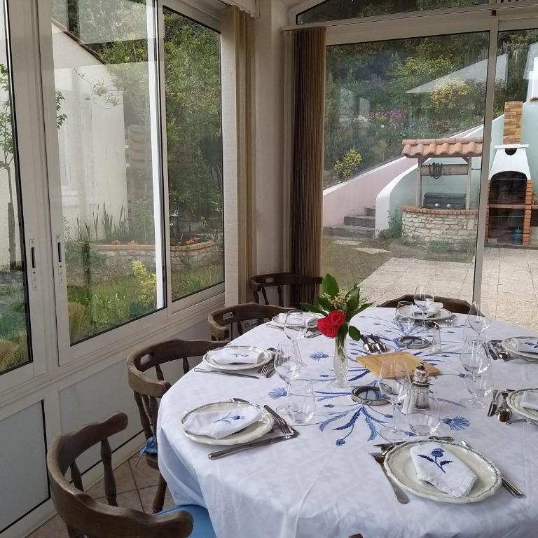 Appartement 3 chambres 6 pers rez de Jardin 5min plage quartier du Phare Location du dimanche au dimanche en juillet et aout - Apartamento de 3 dormitorios - 5