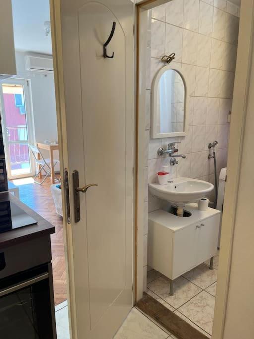 City Center Studio with Balcony - Apartman sa 1 Spavaćom Sobom - 13