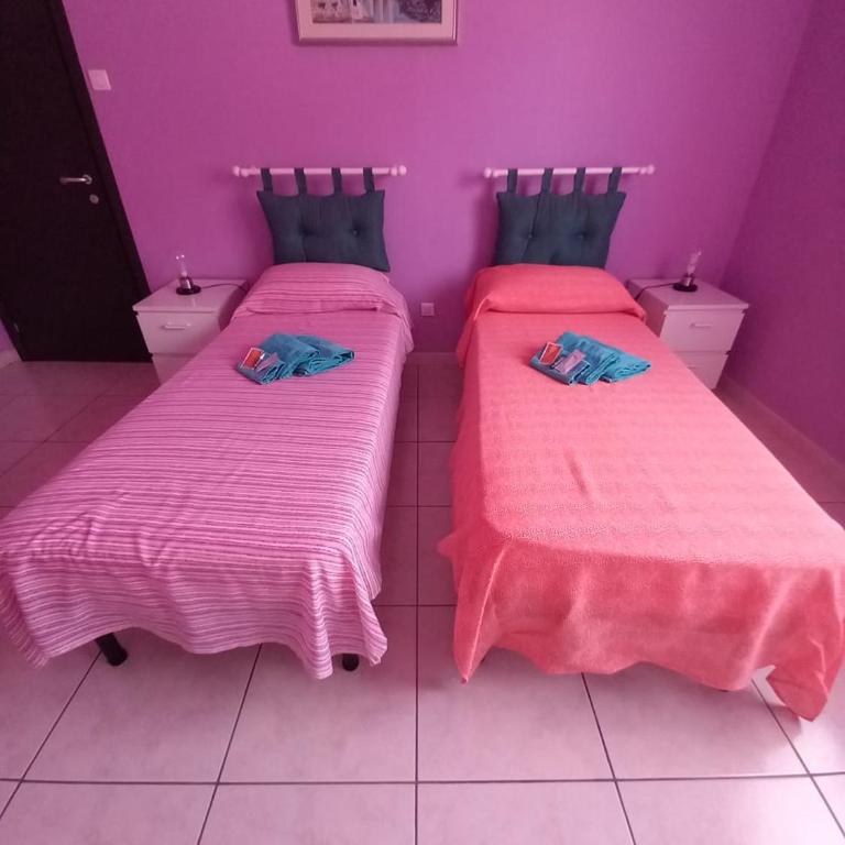 Affittacamere Appartamento colorato - Camera Queen con Bagno in Comune - 9