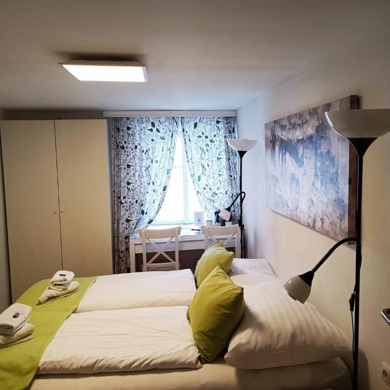 Cityhotel Junger Fuchs - Doppelzimmer mit eigenem externen Bad - 1