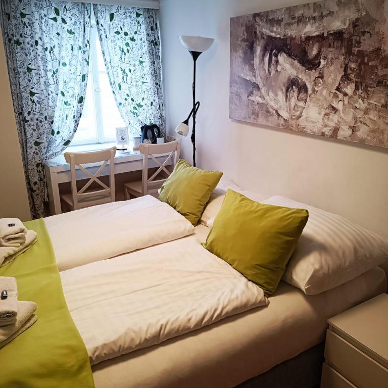 Cityhotel Junger Fuchs - Doppelzimmer mit eigenem externen Bad - 2