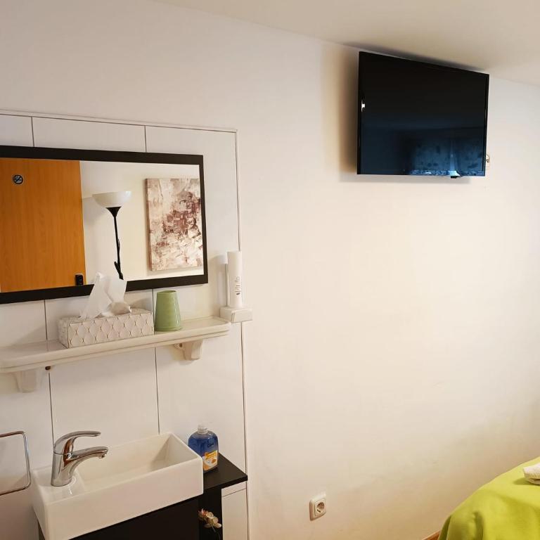 Cityhotel Junger Fuchs - Doppelzimmer mit eigenem externen Bad - 4