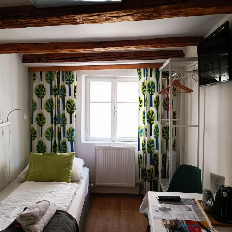Cityhotel Junger Fuchs - Zweibettzimmer mit eigenem Bad außerhalb des Zimmers - 3