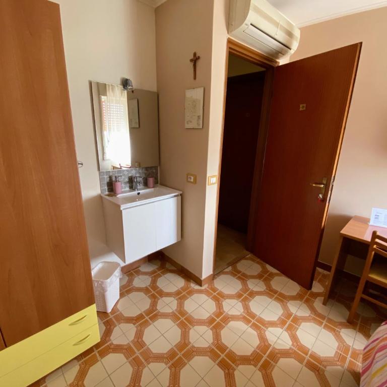 Albergo Mendolia - Camera Singola con Bagno Privato Esterno - 2