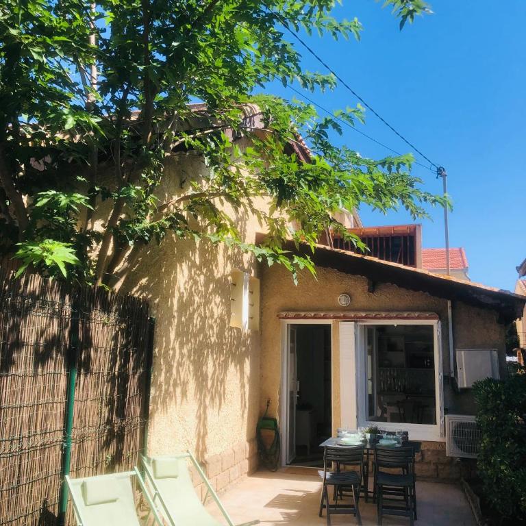 Maisonnette climatisée refaite à neuf avec parking à 300m de la plage - One-Bedroom House - 5