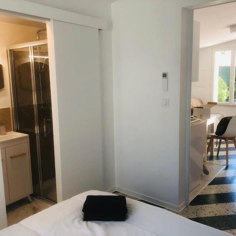 Maisonnette climatisée refaite à neuf avec parking à 300m de la plage - One-Bedroom House - 7