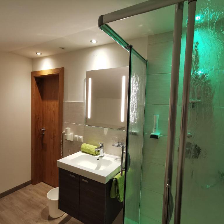 modern&renovated - Hotelpension Oberauer Wagrain - Budget Quadruple Room with Balcony and Mountain View - 2