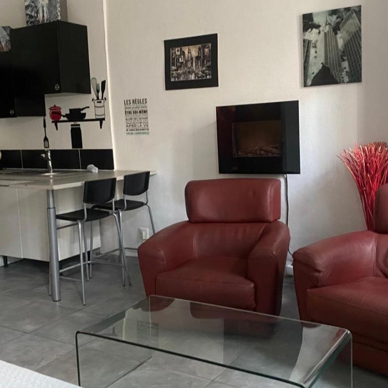 Le Suffren, studio classé ventilé ,wifi, à 100 m de la plage - Apartment - 3