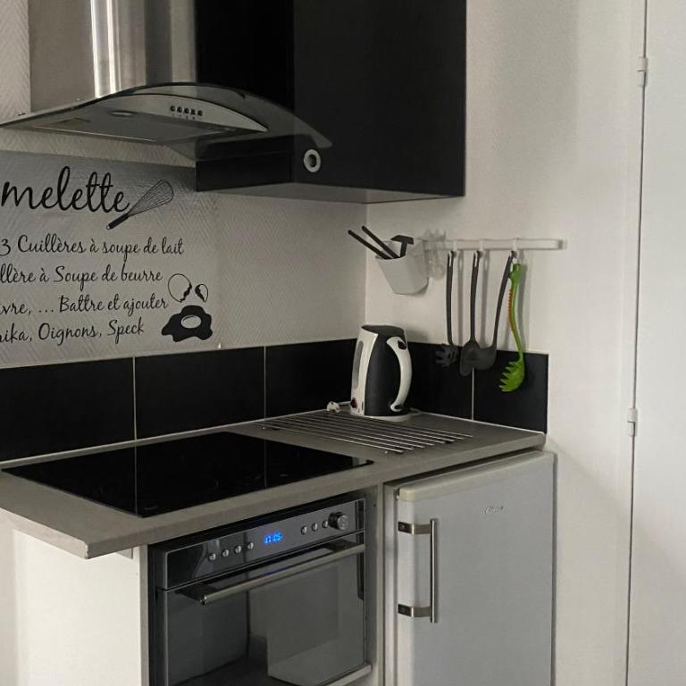 Le Suffren, studio classé ventilé ,wifi, à 100 m de la plage - Apartment - 9