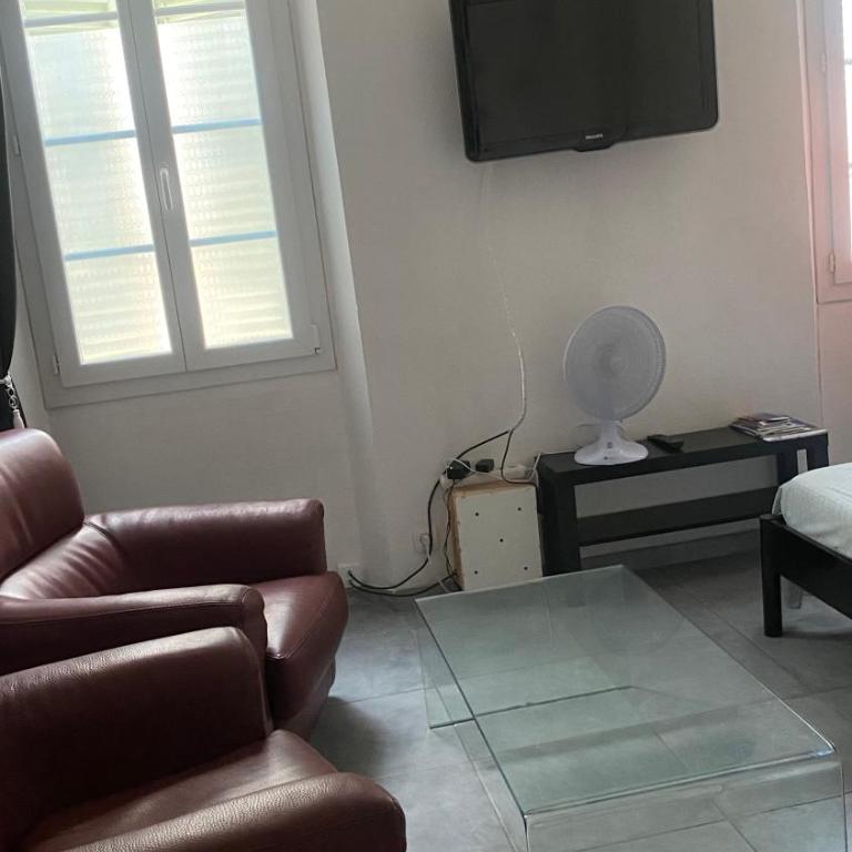Le Suffren, studio classé ventilé ,wifi, à 100 m de la plage - Apartment - 7