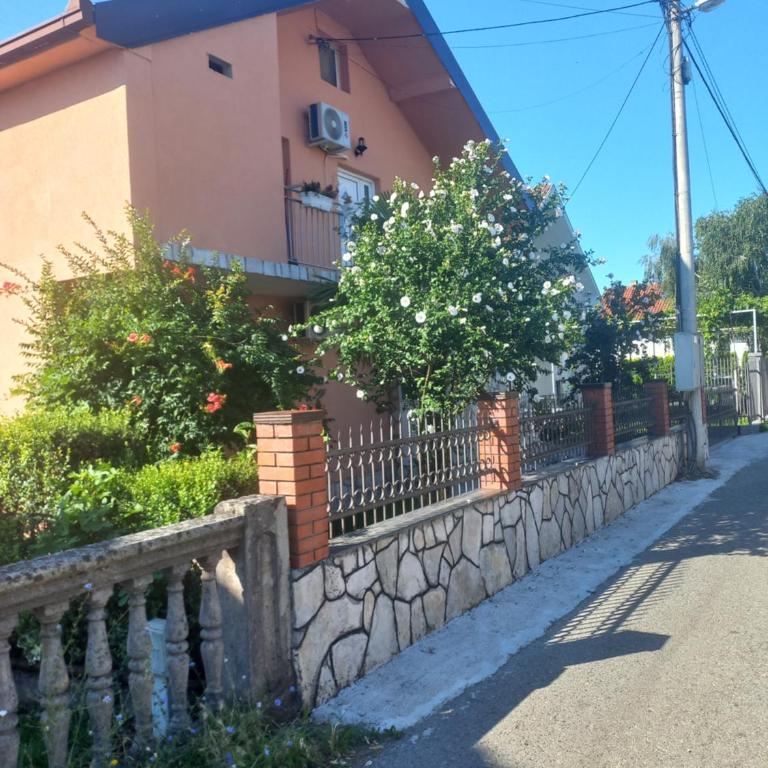 Hostel Dragana - Standardna Dvokrevetna Soba sa Bračnim Krevetom i Zajedničkim Kupatilom - 2
