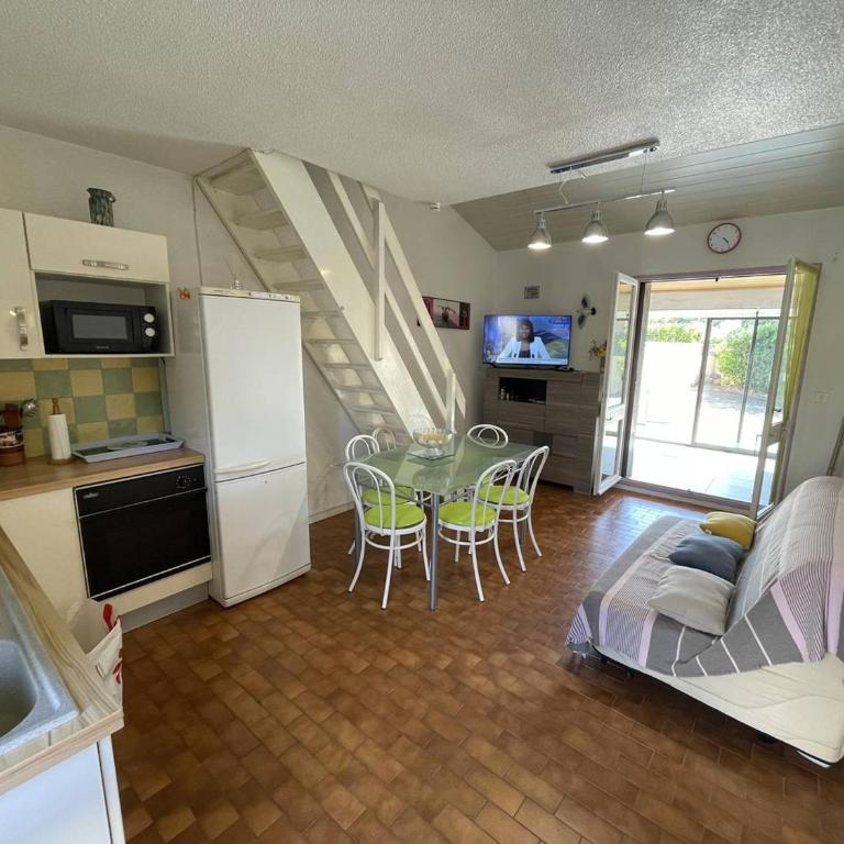 Jolie Villa 3 Pièces avec Véranda, Terrasse, Parking Sécurisé et Animaux Admis à Saint-Cyprien - FR-1-106-68 - Villa - 3