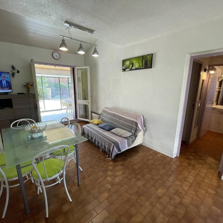 Jolie Villa 3 Pièces avec Véranda, Terrasse, Parking Sécurisé et Animaux Admis à Saint-Cyprien - FR-1-106-68 - Villa - 5