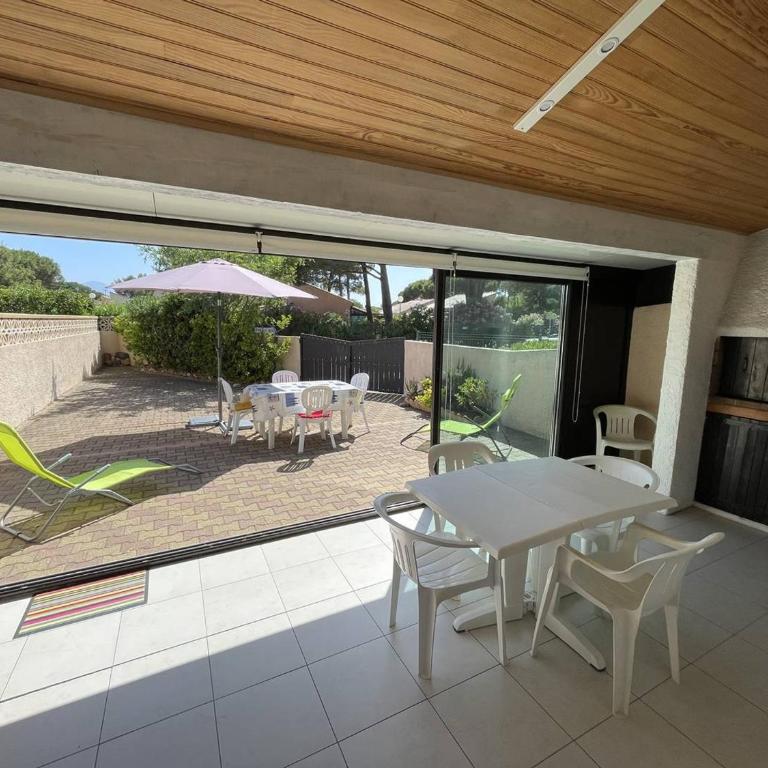 Jolie Villa 3 Pièces avec Véranda, Terrasse, Parking Sécurisé et Animaux Admis à Saint-Cyprien - FR-1-106-68 - Villa - 6