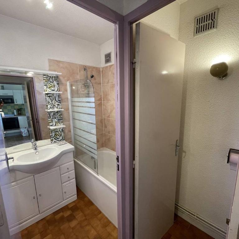 Jolie Villa 3 Pièces avec Véranda, Terrasse, Parking Sécurisé et Animaux Admis à Saint-Cyprien - FR-1-106-68 - Villa - 14