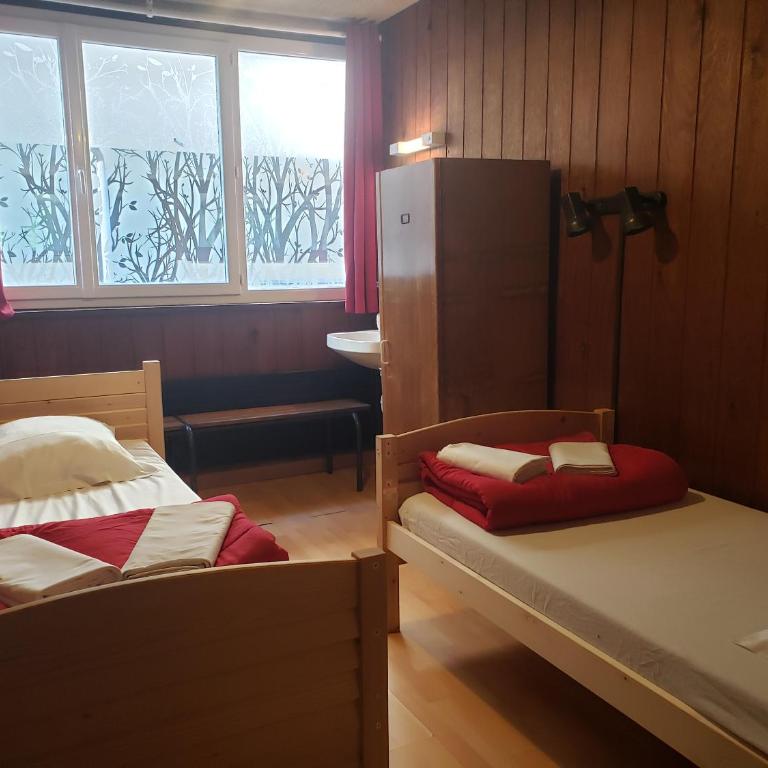 Hébergement Artense - Chambre Lits Jumeaux avec Salle de Bains Commune - 10