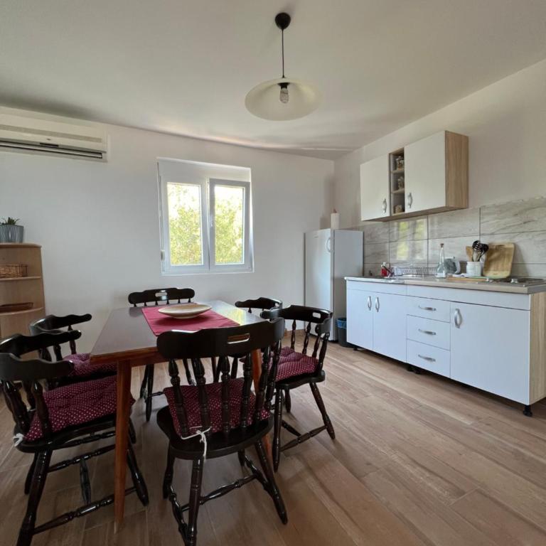 Apartments Andrović - Apartman sa 2 Spavaće Sobe, Terasom i Pogledom na More - 15