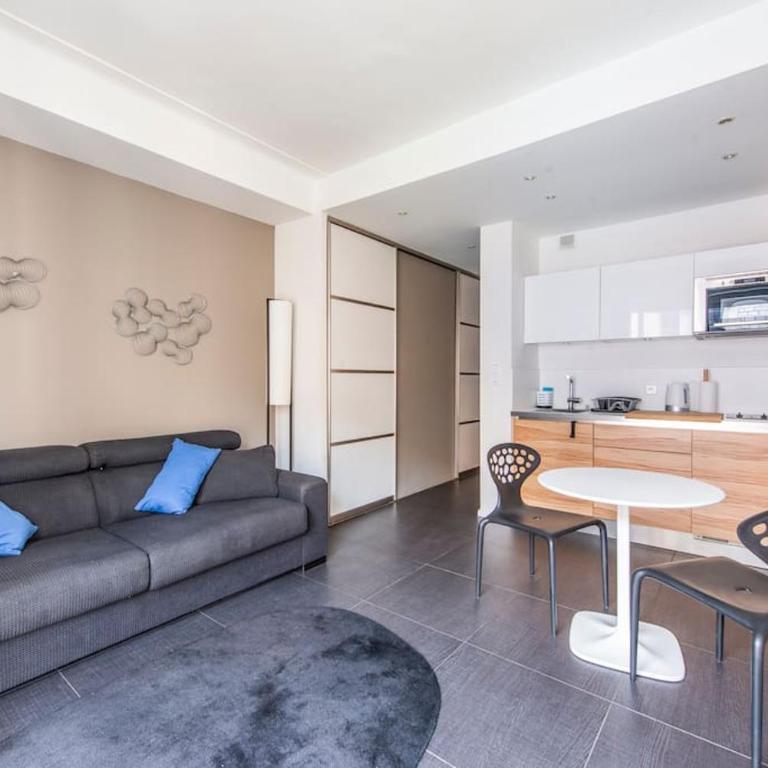 Balcony-Beautiful-Central-1 block beach-A.C-WIFI - Appartement 1 Chambre - 5