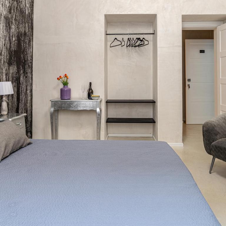Flower Rooms Cagliari - Camera Matrimoniale Deluxe con 1 Letto Supplementare - 4