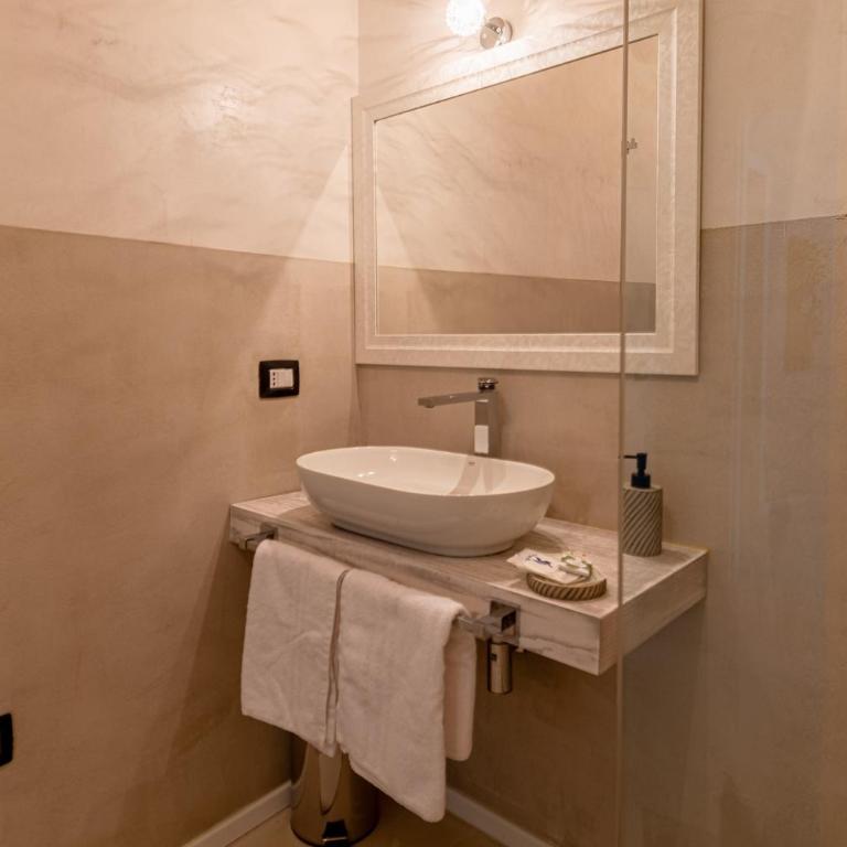 Flower Rooms Cagliari - Camera Matrimoniale Deluxe con 1 Letto Supplementare - 3