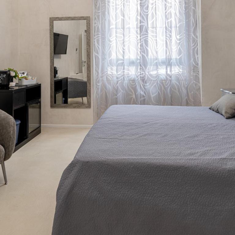 Flower Rooms Cagliari - Camera Matrimoniale Deluxe con 1 Letto Supplementare - 2