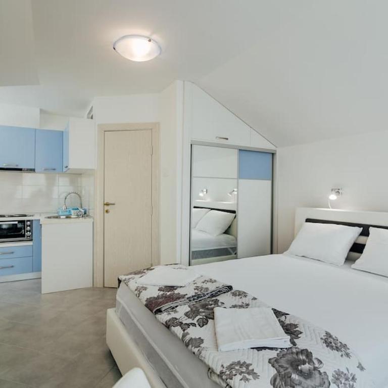 Charmy Studio Lux - One-Bedroom Apartment - 14