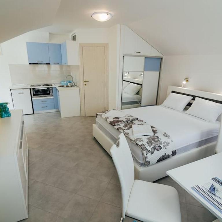 Charmy Studio Lux - One-Bedroom Apartment - 25