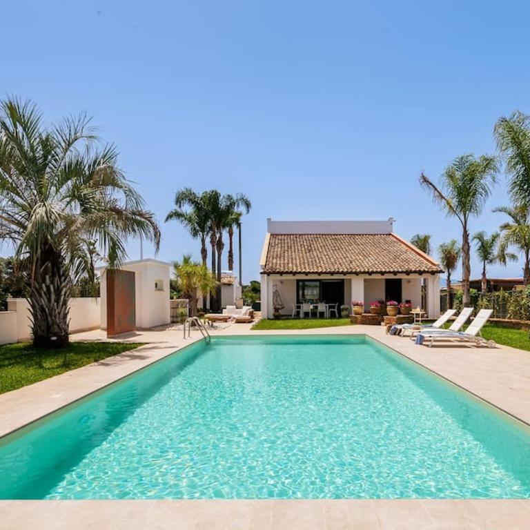 Posh villa with pool & jacuzzi - Villa - 1