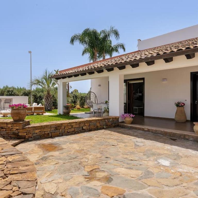 Posh villa with pool & jacuzzi - Villa - 2