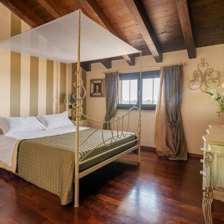 Posh villa with pool & jacuzzi - Villa - 3