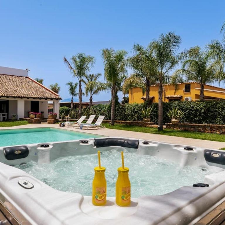 Posh villa with pool & jacuzzi - Villa - 8