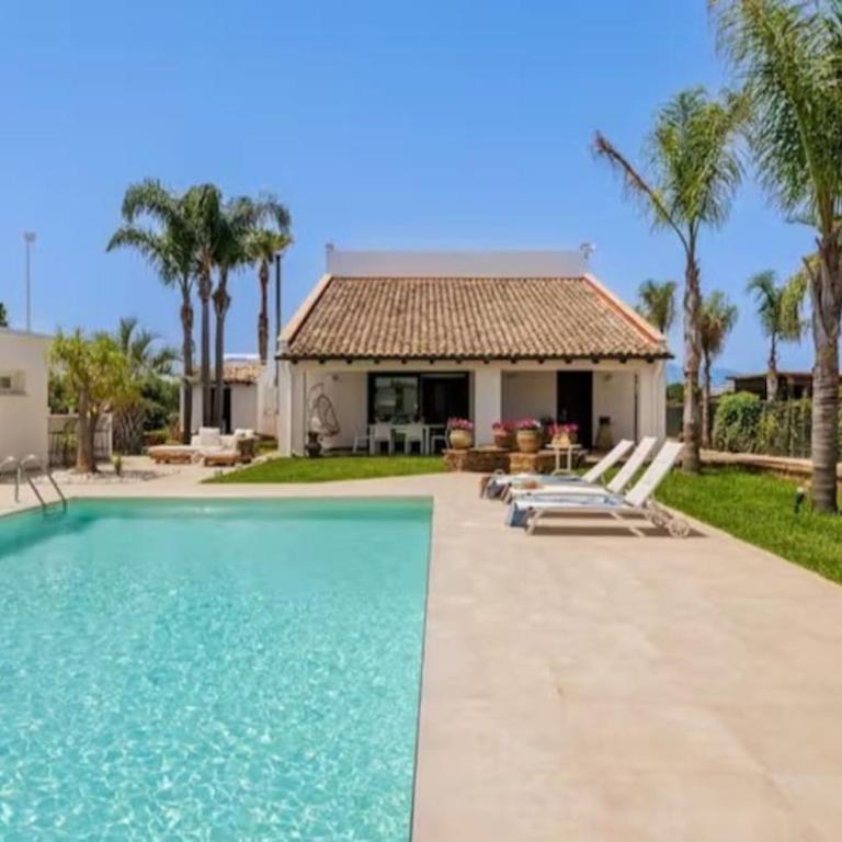 Posh villa with pool & jacuzzi - Villa - 17