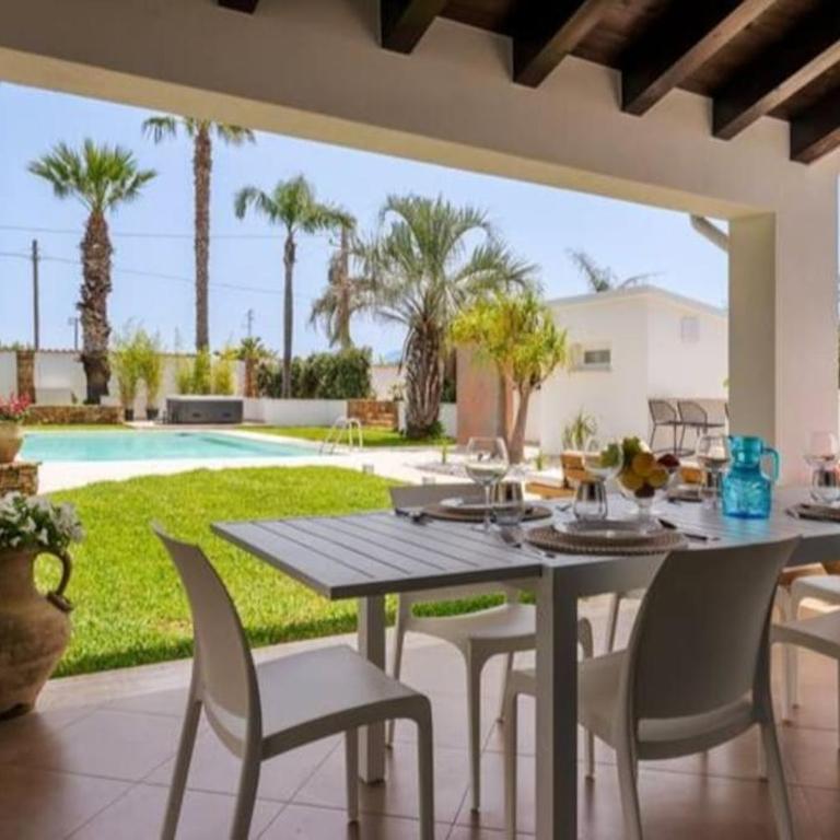Posh villa with pool & jacuzzi - Villa - 18