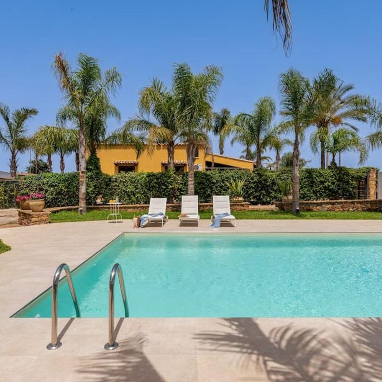 Posh villa with pool & jacuzzi - Villa - 21