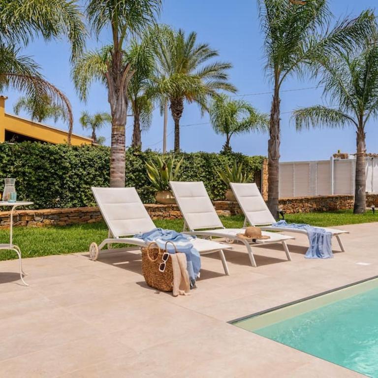 Posh villa with pool & jacuzzi - Villa - 22