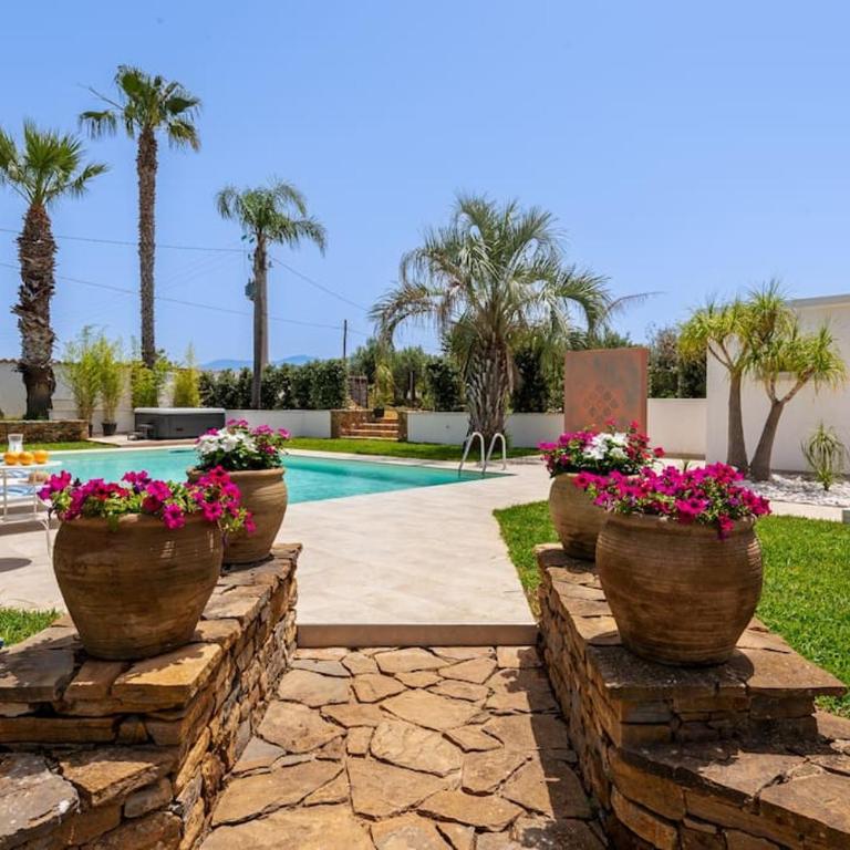 Posh villa with pool & jacuzzi - Villa - 32