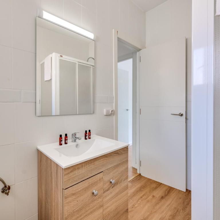 LXR Vistahermossa 3BDR. Apt Next to sea - Three-Bedroom Apartment - 17