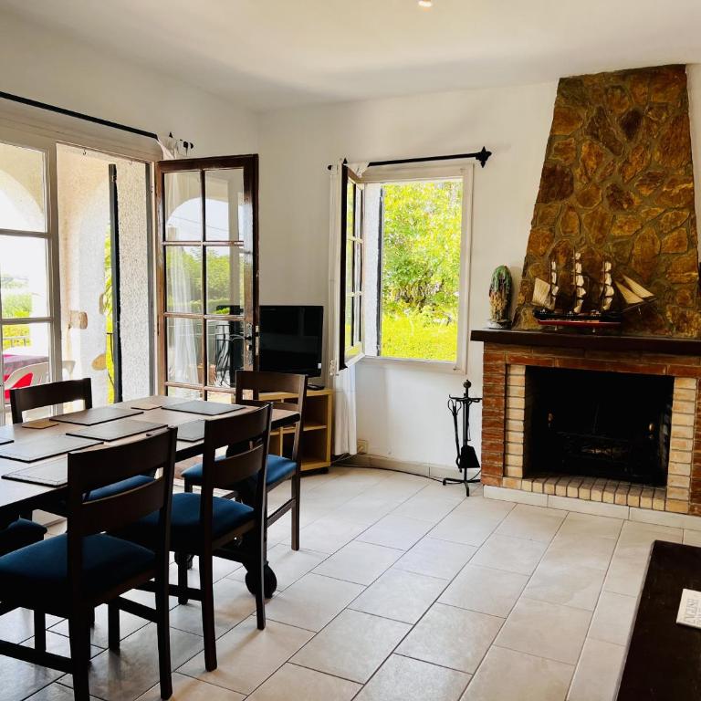 Casita Rosa - Four-Bedroom House - 15