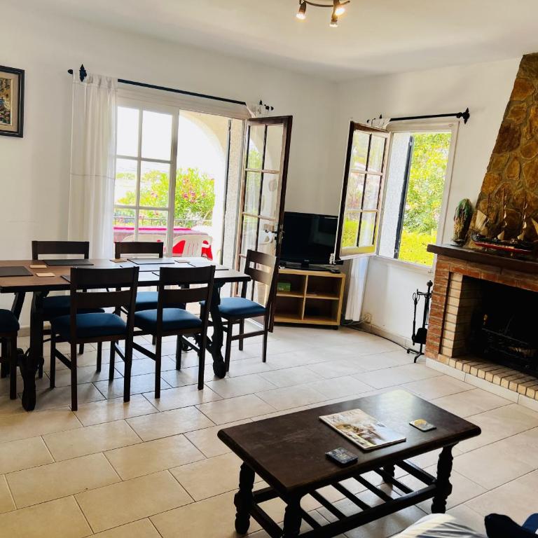 Casita Rosa - Four-Bedroom House - 16