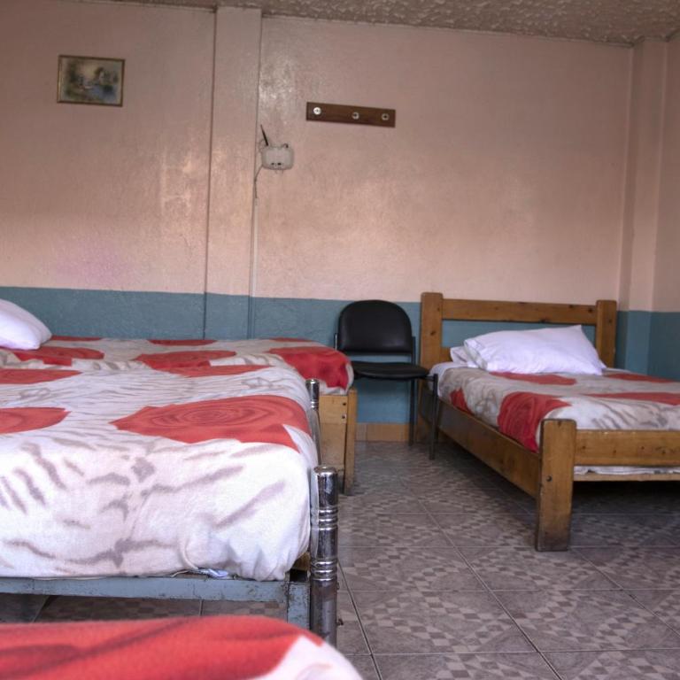 Hostal Carlos Luis - Habitación Cuádruple con baño privado - 4