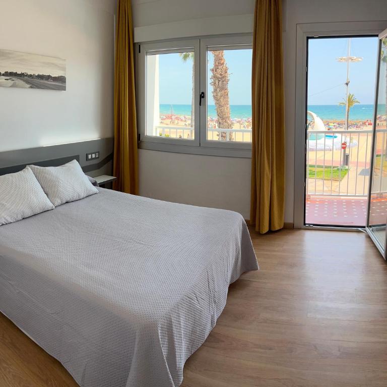 Hotel Playa - Habitación con cama grande y vistas al mar - 10