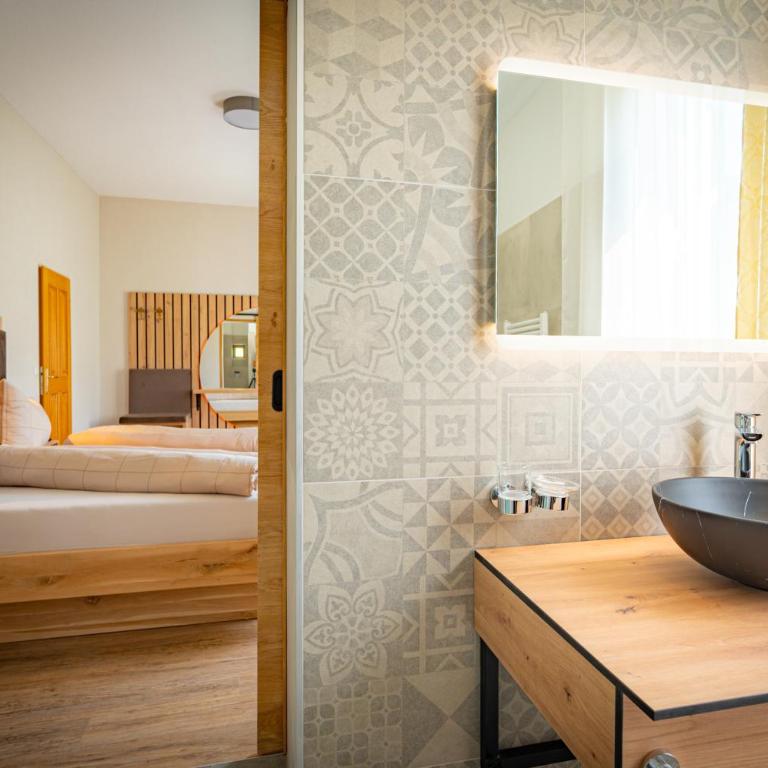 Lorettohof Hotel Garni - Comfort Dreibettzimmer mit Dusche - 4