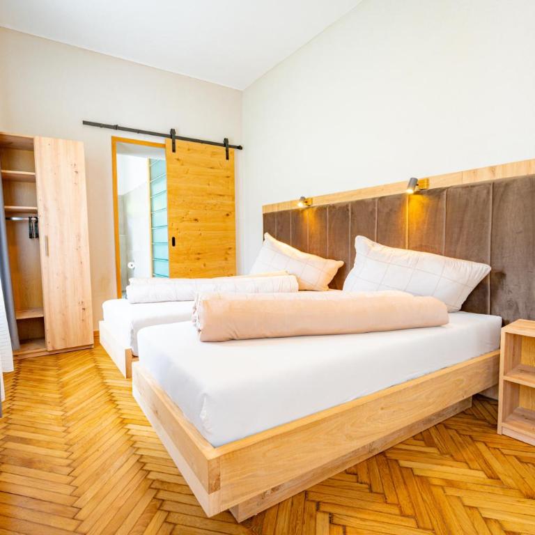 Lorettohof Hotel Garni - Comfort Dreibettzimmer mit Dusche - 7