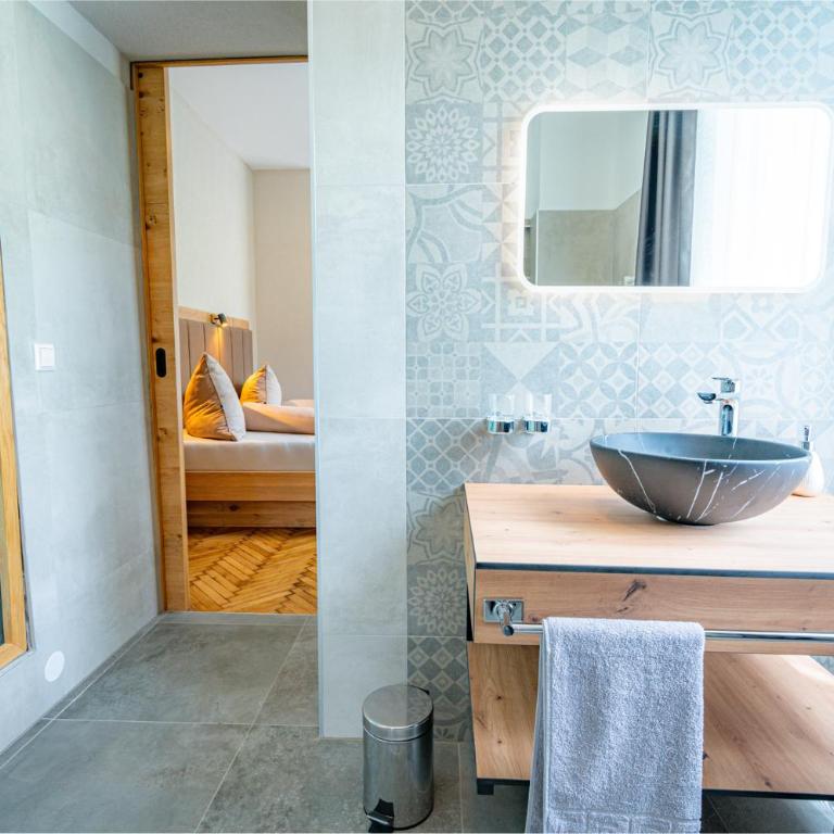 Lorettohof Hotel Garni - Comfort Dreibettzimmer mit Dusche - 5
