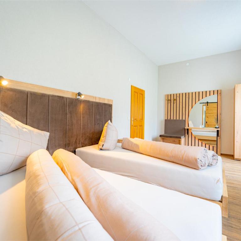 Lorettohof Hotel Garni - Comfort Dreibettzimmer mit Dusche - 10