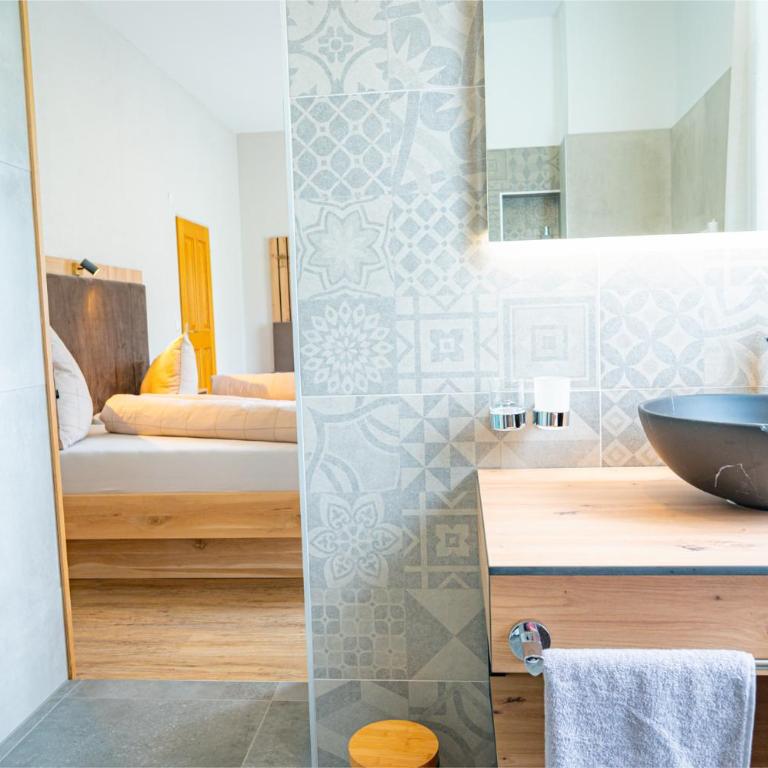 Lorettohof Hotel Garni - Comfort Dreibettzimmer mit Dusche - 11