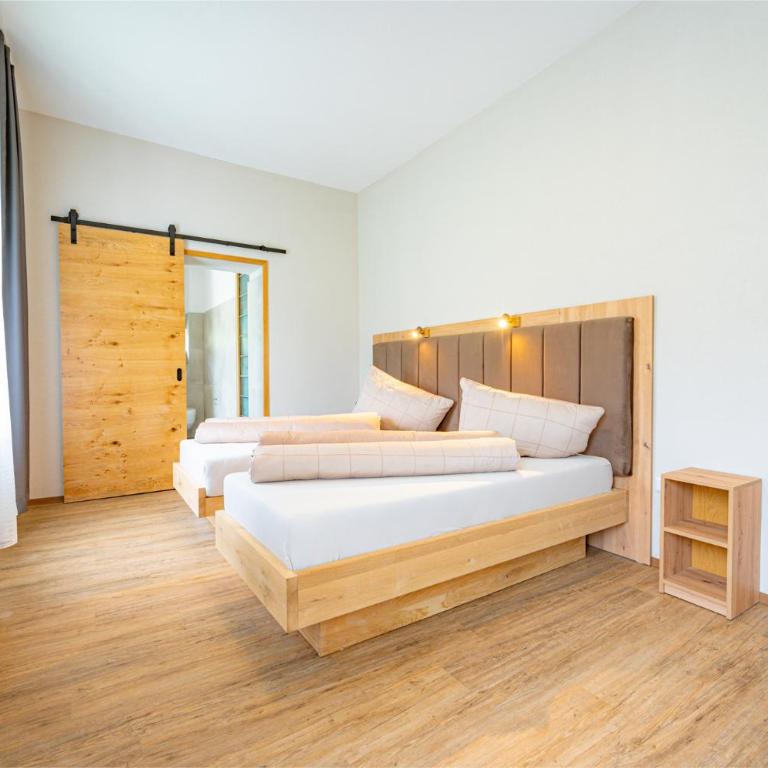 Lorettohof Hotel Garni - Comfort Dreibettzimmer mit Dusche - 12