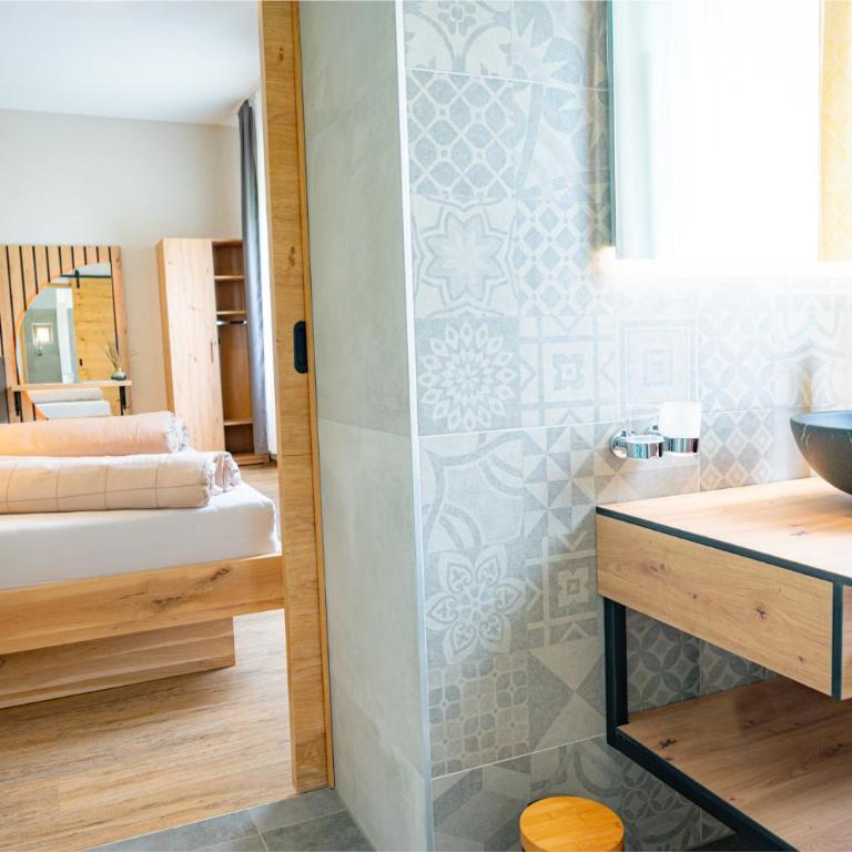 Lorettohof Hotel Garni - Comfort Dreibettzimmer mit Dusche - 13
