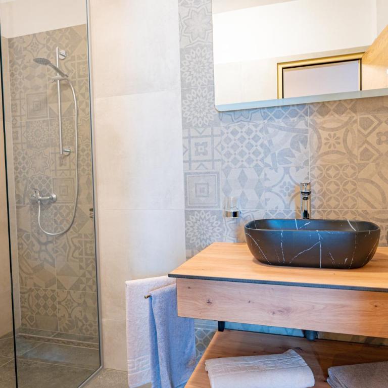 Lorettohof Hotel Garni - Comfort Dreibettzimmer mit Dusche - 16